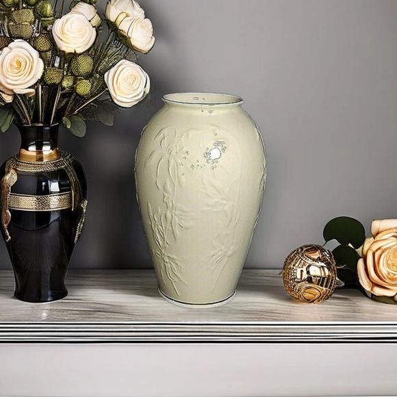Elegant VTG Lenox Iris Floral Vase in Ivory and Gold for Home Interior Decor - Picture 1 of 7